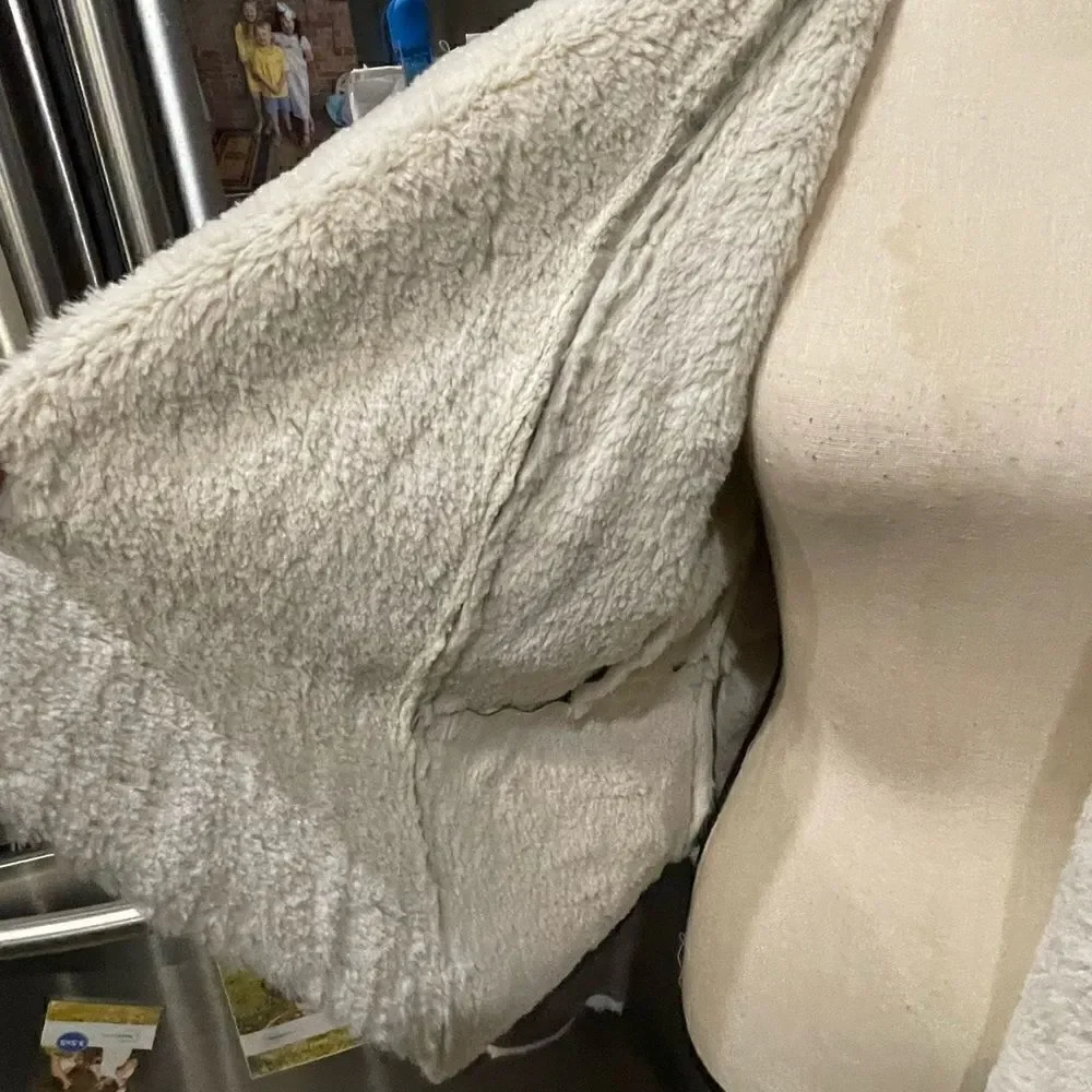 Cache Lightweight Jacket   - Picture 2 of 4